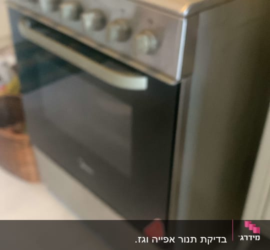 תנור גז עם כפתורים ומבערים